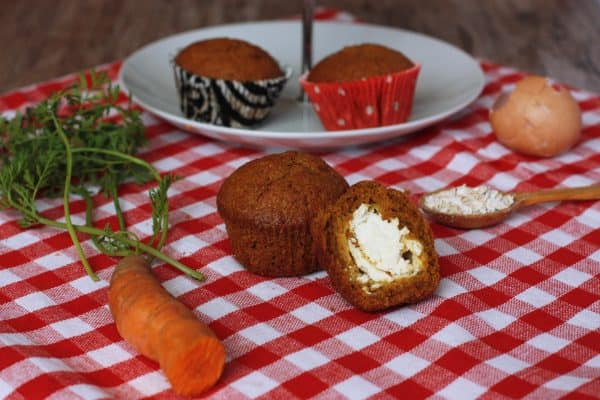 Muffiny môžete pripraviť aj bez tvarohu, budú vyššie. Alebo do upečených muffinov vydlabať dierku a naplniť čerstvým tvarohom, prípadnú túto tvarohovú zmes použiť na ozdobenie, štýl "cupcakes". Povrch muffinov môžete posypať posekanými vlašskými orechmi, alebo ovsenými vločkami. 