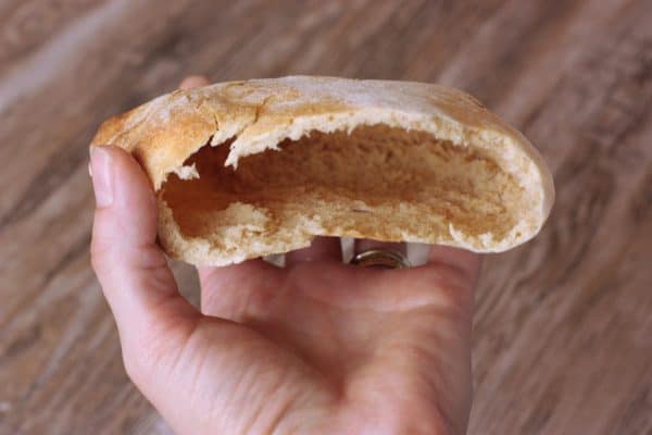 Ak chcete mať pita chlieb úplne tenký, napuchnutý a chrumkavý, rozdelte cesto na 6 kúskov a vyvaľkajte úplne natenko na také 2 milimetre. 