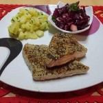 Tuniak obalený v sezame a zelenom čaji, maslové zemiaky s čerstvou pažítkou a šalát z červenej kapusty